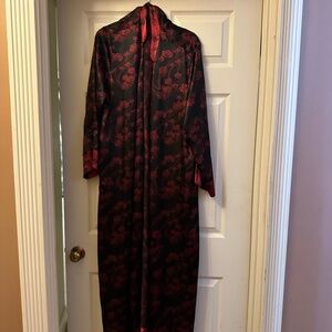 Cabernet || Women’s Black Robe w/ Red Pattern | Size L | Sash/Belt is Missing